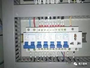 配電柜接線如果能達(dá)到這種標(biāo)準(zhǔn)，那真的是電工值得驕傲的事情了！