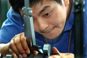 機(jī)械廠來(lái)了個(gè)“傻”員工，改變了所有“聰明”的老員工